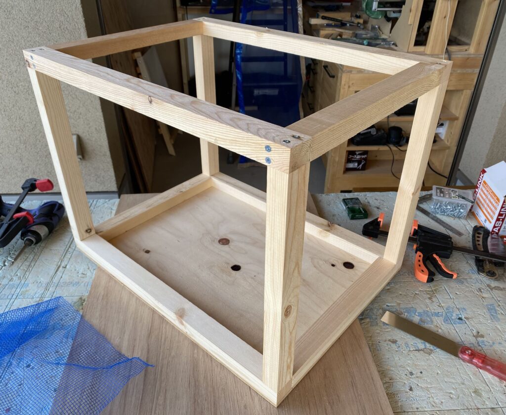 木枠を角材で繋げて箱型に組む